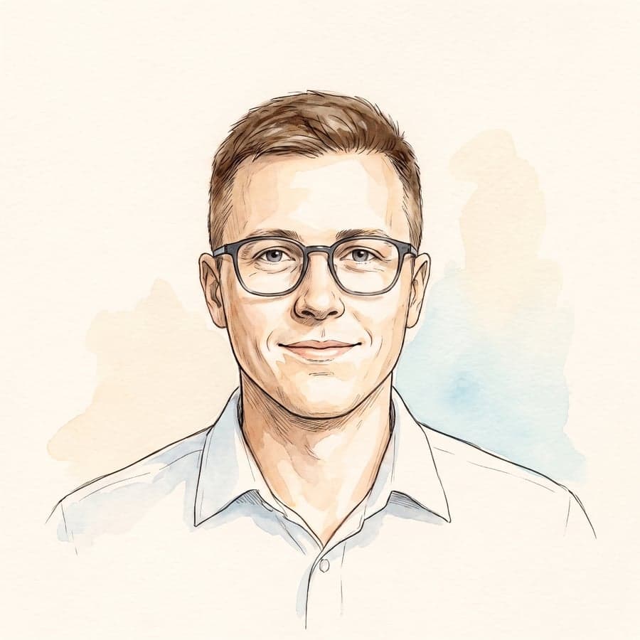 Malovaný portrét Adama Kolka, zakladatele Talerie: akvarel s jemnou perokresbou, brýle a přímý pohled.