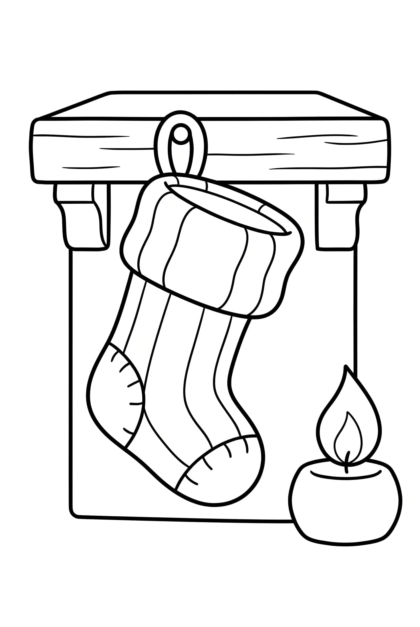 Ein einzelner gestrickter Weihnachtsstrumpf hängt am Kaminsims neben einer kleinen Kerze.